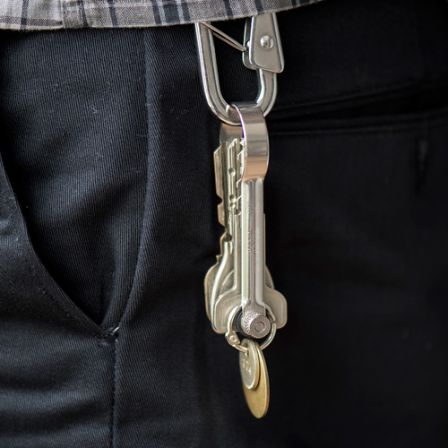 キーリング本体に鍵を収納できますので、かさばる事なく鍵を持ち運ぶ事ができます。