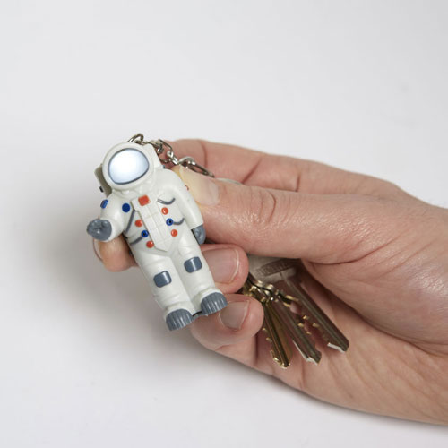 ボタンを押すと喋りながらヘルメットが光るアストロノーツキーチェーン。
