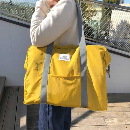 軽い素材でコンパクトになる、便利なバッグシリーズ