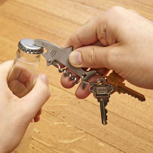 サメモチーフのボトルオープナーキーリング。