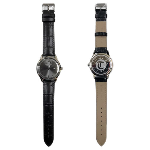 豊富なカラーバリエーションから選べる文字盤にレザーベルトを合わせたネオクラシカルなデザイン。