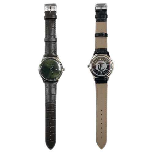 豊富なカラーバリエーションから選べる文字盤にレザーベルトを合わせたネオクラシカルなデザイン。