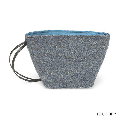 安定感のある正方形の底型のポーチです。