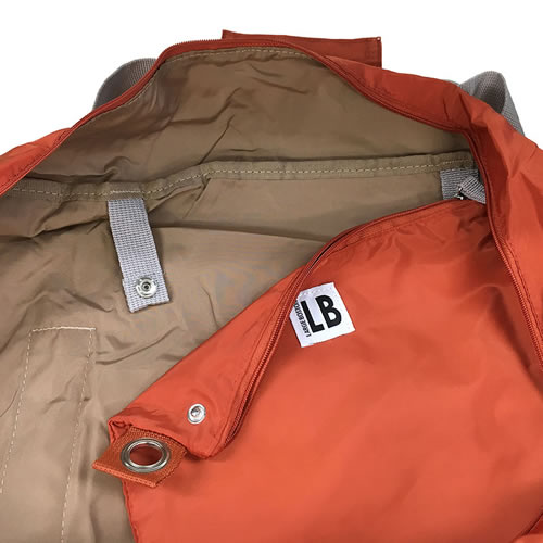 コンパクトに折りたたんでポーチにしまうことができます。