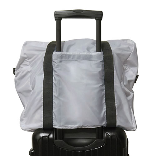 コンパクトに折りたたんでポーチにしまうことができます。