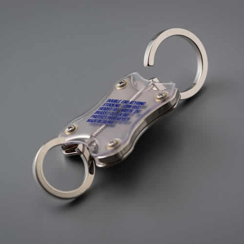 スプリング式のキーリングをベースにオリジナルデザインで制作。