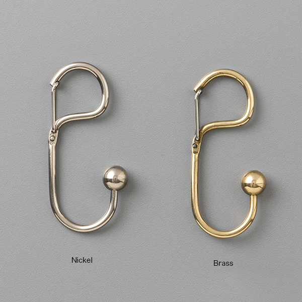 着脱しやすく、クラシカルな雰囲気のするカラビナタイプのキーリング