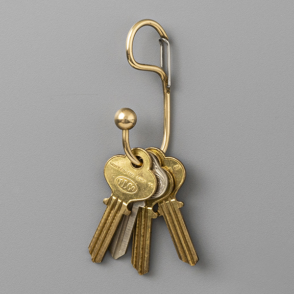 着脱しやすく、クラシカルな雰囲気のするカラビナタイプのキーリング