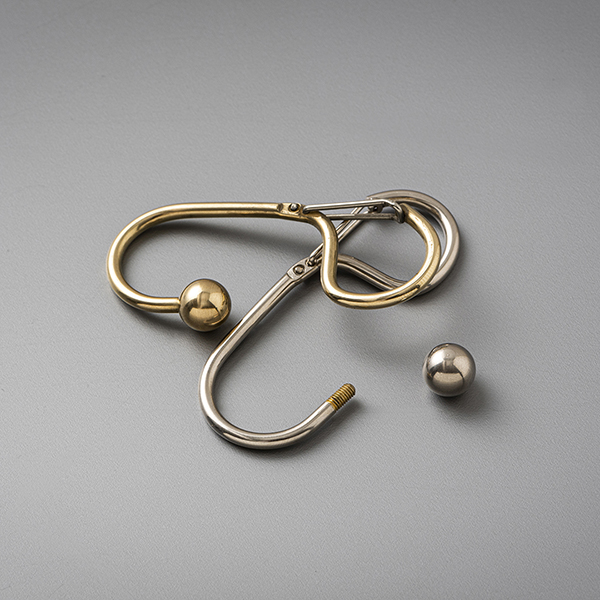 着脱しやすく、クラシカルな雰囲気のするカラビナタイプのキーリング