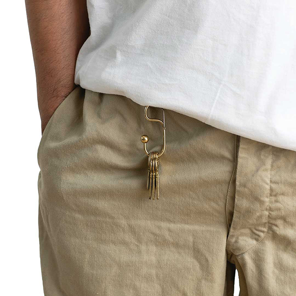 着脱しやすく、クラシカルな雰囲気のするカラビナタイプのキーリング