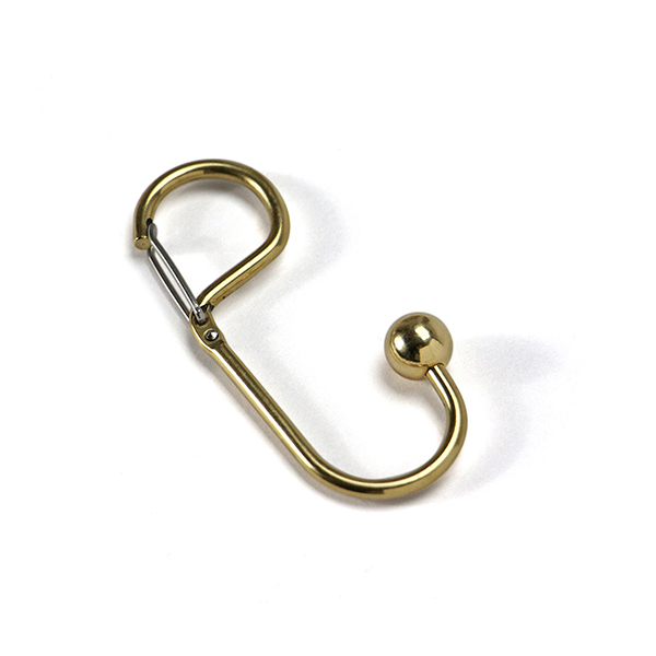 着脱しやすく、クラシカルな雰囲気のするカラビナタイプのキーリング