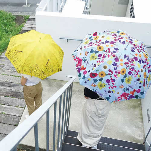 憂鬱な雨の日のお出かけを少し楽しくさせてくれる傘。