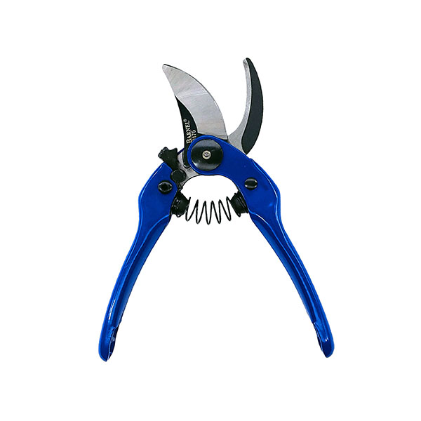 剪定作業から果実の収穫までマルチに使用できるスタンダード剪定ばさみ。