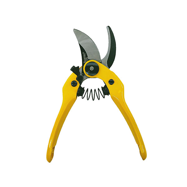 剪定作業から果実の収穫までマルチに使用できるスタンダード剪定ばさみ。