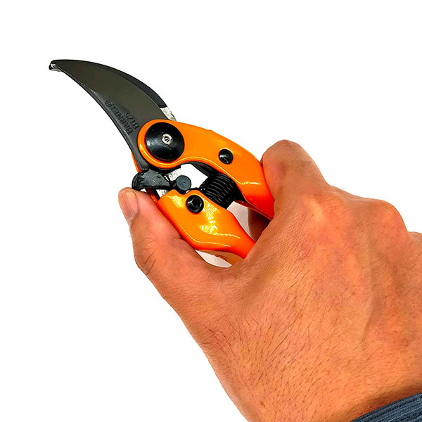 剪定作業から果実の収穫までマルチに使用できるスタンダード剪定ばさみ。