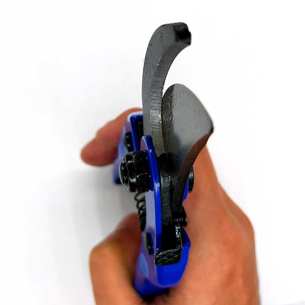 剪定作業から果実の収穫までマルチに使用できるスタンダード剪定ばさみ。