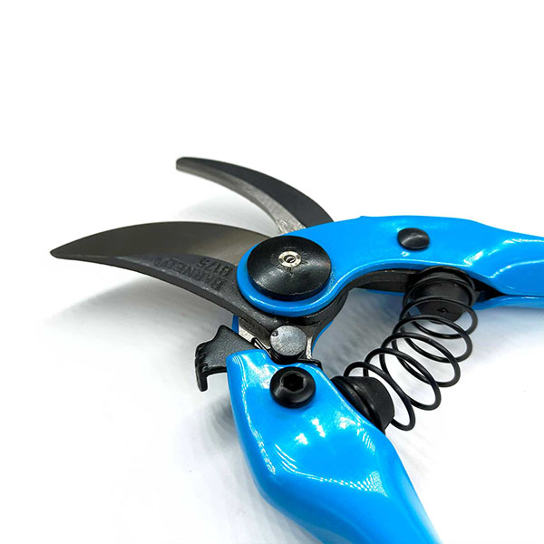 剪定作業から果実の収穫までマルチに使用できるスタンダード剪定ばさみ。