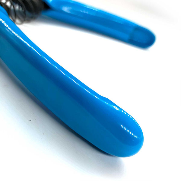 剪定作業から果実の収穫までマルチに使用できるスタンダード剪定ばさみ。