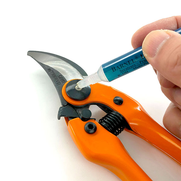 剪定作業から果実の収穫までマルチに使用できるスタンダード剪定ばさみ。