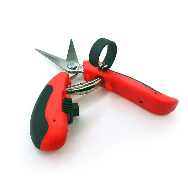 果実の収穫や細かな剪定に最適なニードルノーズばさみ。