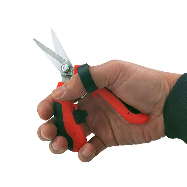 果実の収穫や細かな剪定に最適なニードルノーズばさみ。