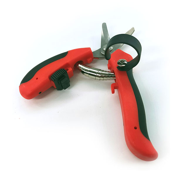 果実の収穫や細かな剪定に最適なニードルノーズばさみ。