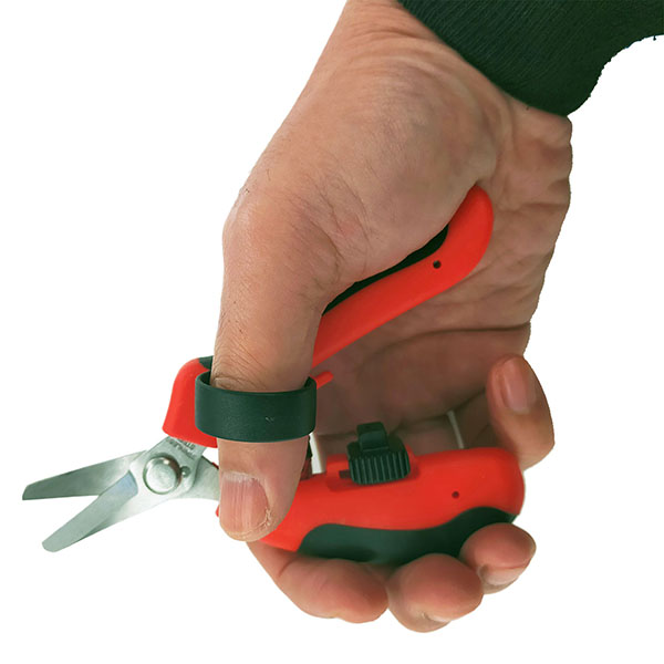 果実の収穫や細かな剪定に最適なニードルノーズばさみ。