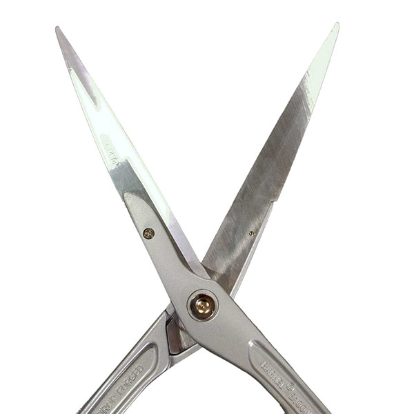 生垣の剪定に最適なプロ向け刈込剪定ばさみ。