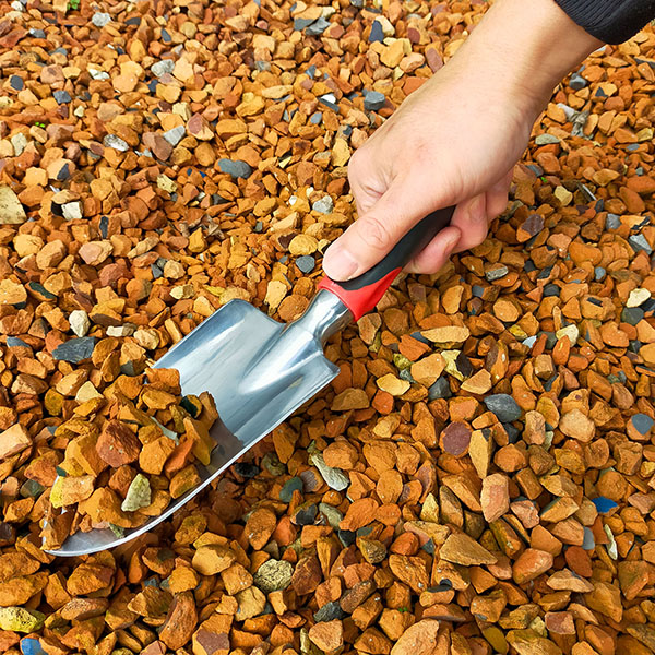 マルチに使用できるガーデンスコップ。