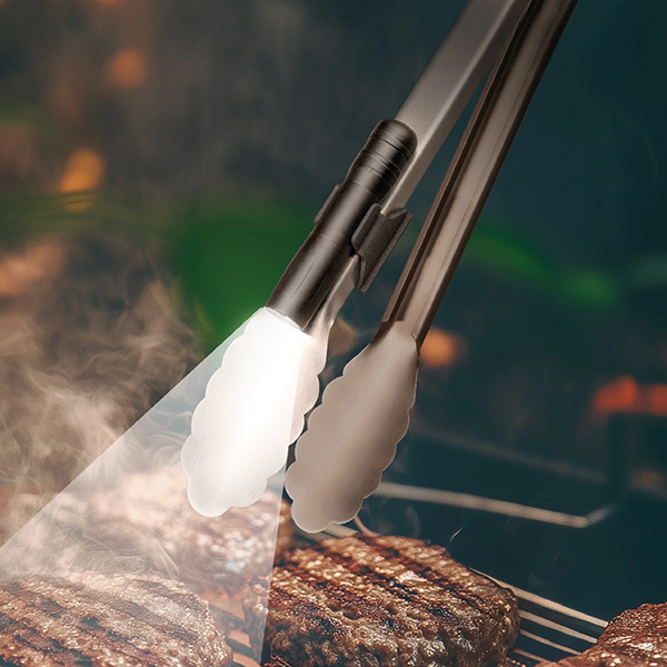 トングに取り付けられる便利なクランプ付きのライト。