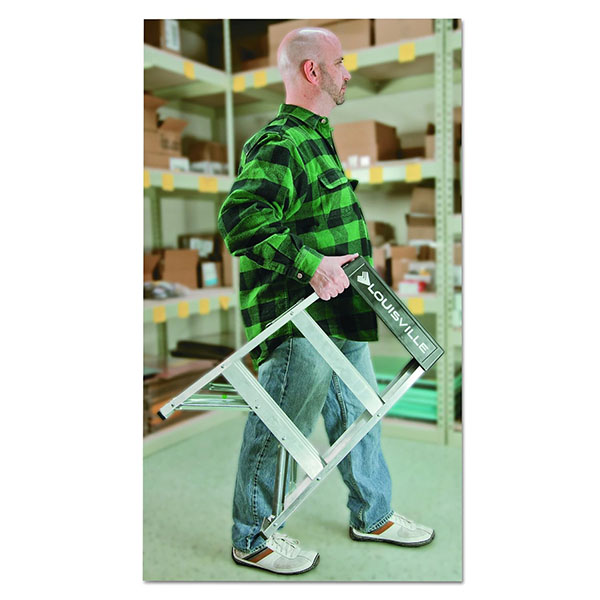 耐候性にも優れたアルミ製のボディとステップで構成された軽量脚立。