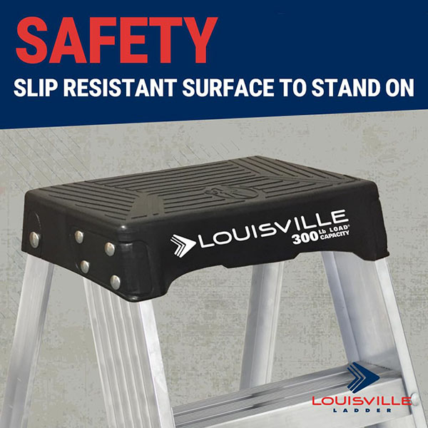 耐候性にも優れたアルミ製のボディとステップで構成された軽量脚立。