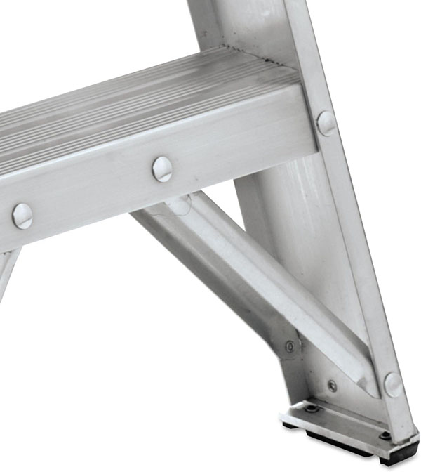 耐候性にも優れたアルミ製のボディとステップで構成された軽量脚立。