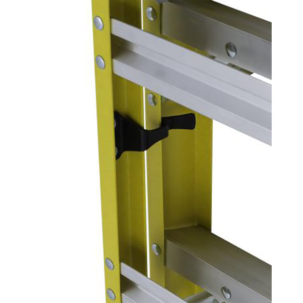 グラスファイバーとアルミステップで構成された脚立