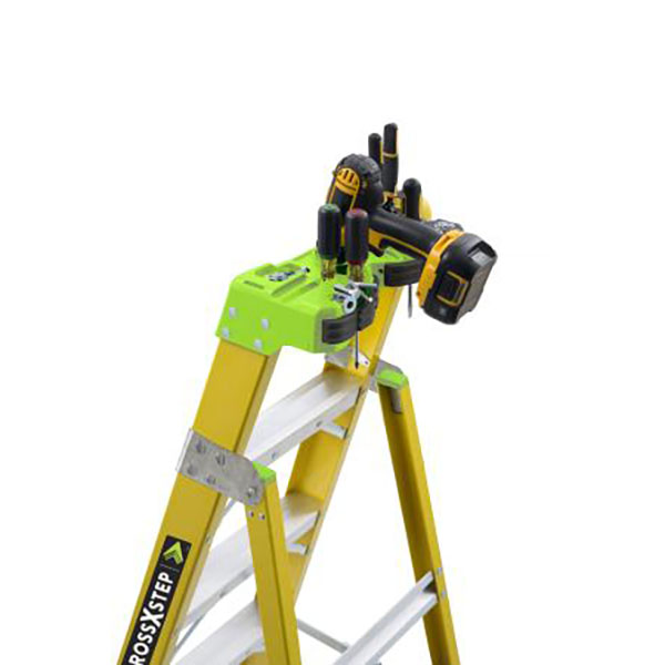 グラスファイバーとアルミステップで構成された脚立