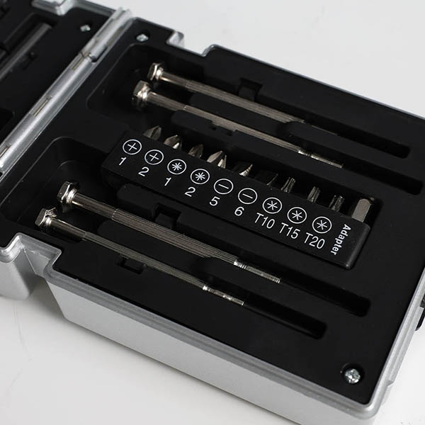 遊び心溢れるロボットデザインの工具セット。