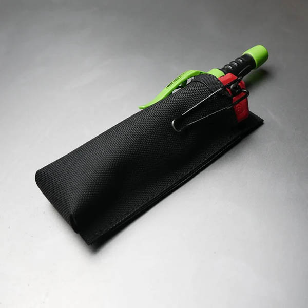 マーカーやペン型ライトなどを持ち運ぶのに便利なホルダー。