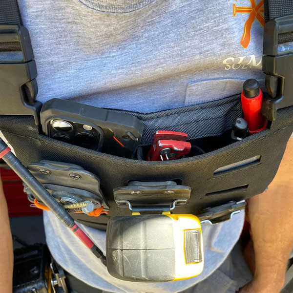 マーカーやペン型ライトなどを持ち運ぶのに便利なホルダー。