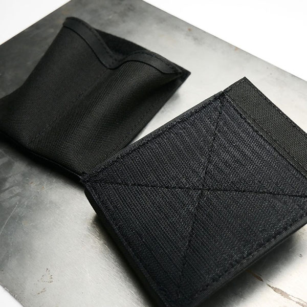 マーカーやペン型ライトなどを持ち運ぶのに便利なホルダー。