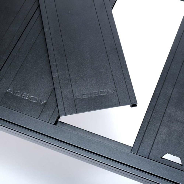 それぞれの脚が無段階で調整可能のため、フラットな地面以外でも設営ができます。