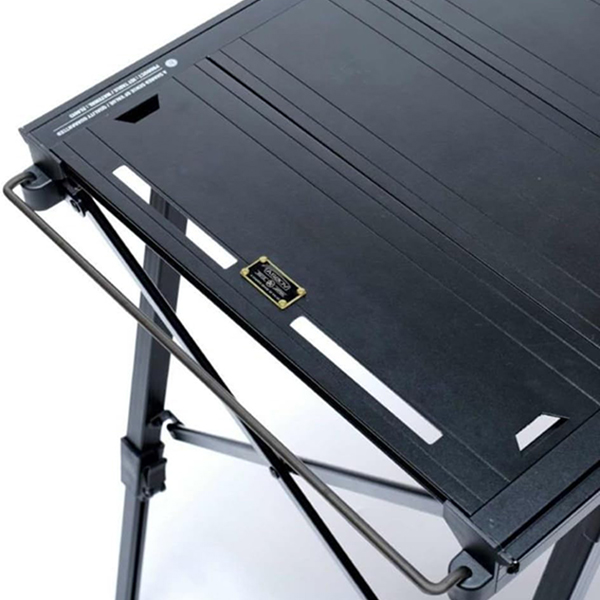 それぞれの脚が無段階で調整可能のため、フラットな地面以外でも設営ができます。