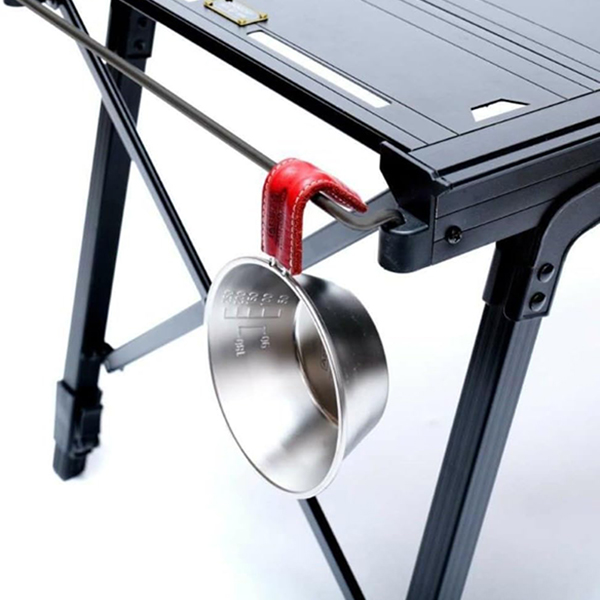 それぞれの脚が無段階で調整可能のため、フラットな地面以外でも設営ができます。