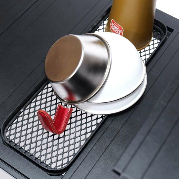 それぞれの脚が無段階で調整可能のため、フラットな地面以外でも設営ができます。