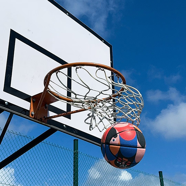 イタリアのデザインスタジオBRUTTOによる、アートなバスケットボール。