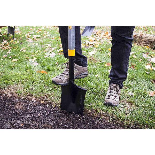 狭い場所や溝堀りで使いやすいスペードシャベル。