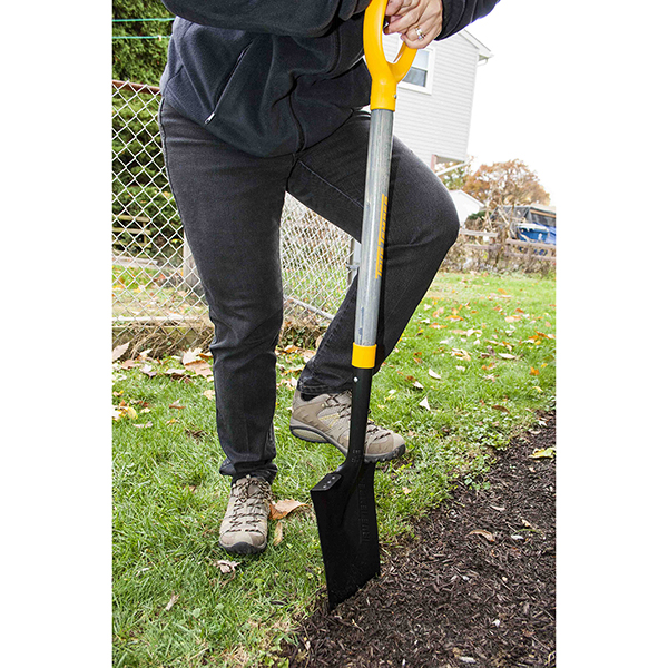 狭い場所や溝堀りで使いやすいスペードシャベル。