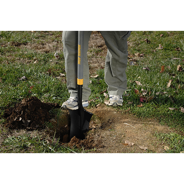 深穴堀りや溝堀りで使いやすいスペードシャベル。