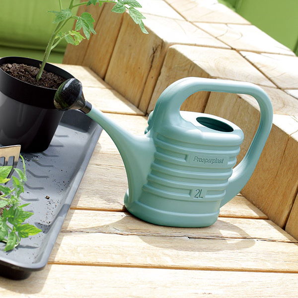 お好みのサイズとカラーで選べるシンプルなジョーロ。