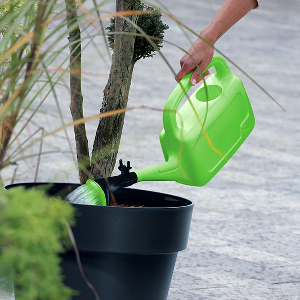 三角形のハス口は細かな散水が可能。