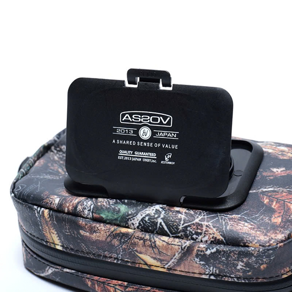 ティッシュやウェットティッシュをまとめて持ち運べる多機能ケース。